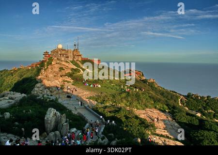 Vista panoramica ad alto angolo dell'area sommitale del Monte Tai (Taishan), con antichi templi e sentieri escursionistici sotto un cielo azzurro e limpido, Shandong provi Foto Stock