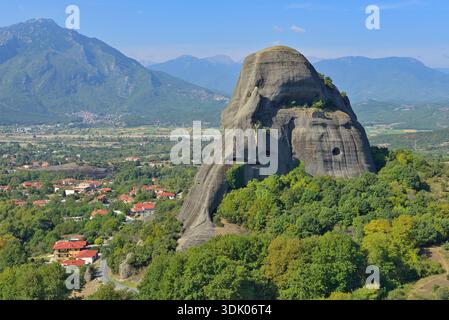 Formazioni rocciose Meteora e villaggio Kastraki in Grecia. Formazioni rocciose Meteora che si innalzano sopra il villaggio di Kastraki e il paesaggio circostante. Foto Stock