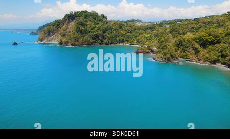 Le acque turchesi della costa incontrano rigogliose scogliere e spiagge nascoste in Costa Rica. Foto Stock