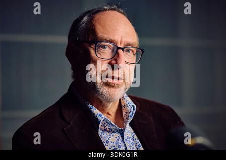 Jimmy Wales, Mitbegruender der Online-Enzyklopedie Wikipedia aufgenommen im Rahmen eines interviste a Berlino, 13.11.2025. Berlin Deutschland *** Jimmy Wales, co-fondatore dell'enciclopedia online Wikipedia registrata durante un'intervista a Berlino, 13 11 2025 Berlino Germania Copyright: XSebastianxRaux Foto Stock