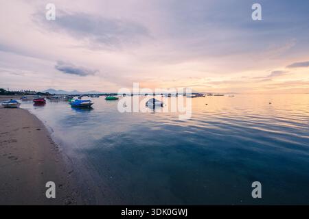 Vista mattutina a Tanjung Benoa, motoscafo parcheggiato sulla spiaggia con aria calma, 19 novembre 2025, Bali, Indonesia Foto Stock