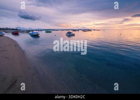 Vista mattutina a Tanjung Benoa, motoscafo parcheggiato sulla spiaggia con aria calma, 19 novembre 2025, Bali, Indonesia Foto Stock