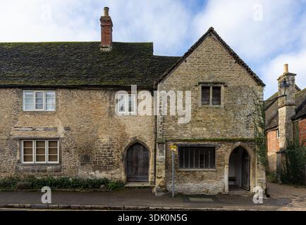 Storica casa medievale e riparo degli autobus (ex fabbro) a West Street, Lacock Village, Wiltshire, Inghilterra, Regno Unito Foto Stock
