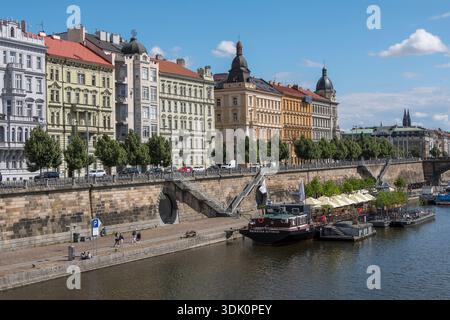 Edifici residenziali e barche Hotel sulle rive del fiume Moldava a Praga, Repubblica Ceca Foto Stock