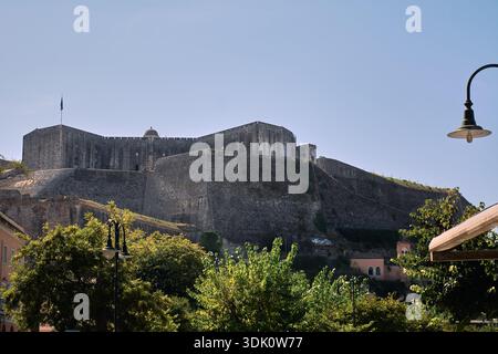 La Vecchia Fortezza veneziana di Corfù sorge su un promontorio roccioso sopra la città, combinando monumentali mura in pietra, design strategico di difesa e enduri Foto Stock