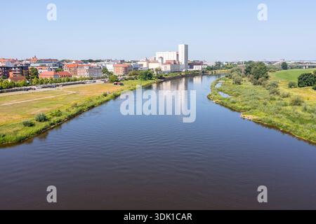 Luftbild der Elbe mit Stadtsilhouette von Riesa, Sachsen, Deutschland *** Vista aerea dell'Elba con silhouette di Riesa, Sassonia, Germania Foto Stock