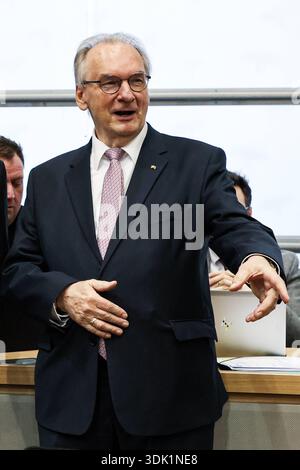 Ministerpräsident Dr. Reiner Haseloff CDU, Sachsen Anhalt - Wahl eines neuen Ministerpräsidenten im Landtag von Sachsen Anhalt. *** Ministro Presidente Dr. Reiner Haseloff CDU,Sassonia-Anhalt elezione di un nuovo Ministro Presidente nel Parlamento di Stato di Sassonia-Anhalt Foto Stock