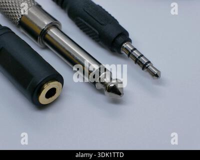 Primo piano dei connettori jack audio su uno sfondo bianco pulito. Accessori per apparecchiature audio professionali per musica, registrazione in studio, cuffie Foto Stock