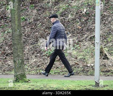 Glasgow, Scozia, Regno Unito. 29 gennaio 2026. Meteo nel Regno Unito: Cielo soleggiato e giornata mite, mentre la gente del posto e i turisti si trovano sulle strade della città. Credit Gerard Ferry/Alamy Live News Foto Stock