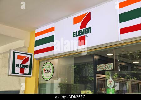SINGAPORE, SINGAPORE - 11 MARZO 2024: Minimarket 7-Eleven nella città di Singapore. Foto Stock