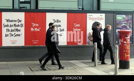 Glasgow, Scozia, Regno Unito. 29 gennaio 2026. Meteo nel Regno Unito: Cielo soleggiato e giornata mite, mentre la gente del posto e i turisti si trovano sulle strade della città. San Valentino è in strada, mentre i manifesti per la nuova produzione di wuthering Heights sono pubblicizzati per le strade. Credit Gerard Ferry/Alamy Live News Foto Stock