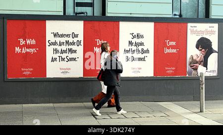 Glasgow, Scozia, Regno Unito. 29 gennaio 2026. Meteo nel Regno Unito: Cielo soleggiato e giornata mite, mentre la gente del posto e i turisti si trovano sulle strade della città. San Valentino è in strada, mentre i manifesti per la nuova produzione di wuthering Heights sono pubblicizzati per le strade. Credit Gerard Ferry/Alamy Live News Foto Stock