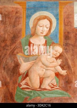 NOVARA, ITALIA - 16 GENNAIO 2026: L'affresco della Madonna nella chiesa di San Nazaro di sconosciuti artisti del 15. centesimi. Foto Stock