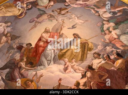 NOVARA, ITALIA - 15 GENNAIO 2026: La parte centrale dell'affresco dell'Incoronazione della Vergine Maria nella chiesa di Santa Maria Assunta Foto Stock