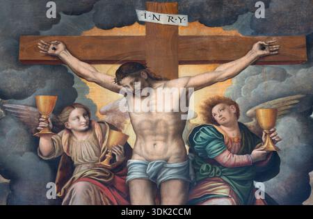 NOVARA, ITALIA - 15 GENNAIO 2026: Il dettaglio del dipinto rinascimentale della Crocifissione nella chiesa cattedrale di Santa Maria Assunta Foto Stock