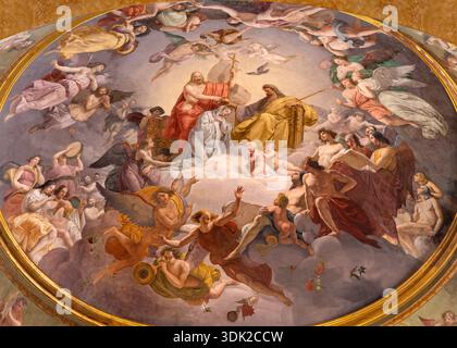 NOVARA, ITALIA - 15 GENNAIO 2026: L'affresco dell'Incoronazione della Vergine Maria nella chiesa Cattedrale di Santa Maria Assunta di Carlo Bazzi (1875 - 1947) Foto Stock