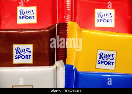 Ritter Sport è un rinomato marchio di cioccolato tedesco, noto a livello mondiale per il suo caratteristico formato quadrato e l'ampia varietà di sapori. Foto Stock