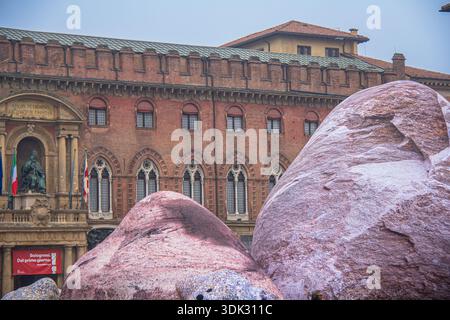 BOLOGNA,EMILIA ROMAGNA- 16 DICEMBRE 2025. Rocce giganti in Piazza maggiore a Bologna. Rocce gonfiabili, alte fino a 14 metri, nel cuore di Bologna Foto Stock