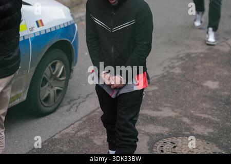 Bucarest, Romania - 29 gennaio 2026: Dettagli con un uomo ammanettato arrestato da poliziotti rumeni. Foto Stock