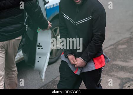 Bucarest, Romania - 29 gennaio 2026: Dettagli con un uomo ammanettato arrestato da poliziotti rumeni. Foto Stock