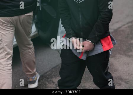 Bucarest, Romania - 29 gennaio 2026: Dettagli con un uomo ammanettato arrestato da poliziotti rumeni. Foto Stock