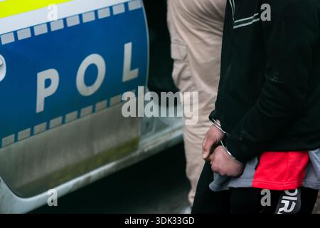Bucarest, Romania - 29 gennaio 2026: Dettagli con un uomo ammanettato arrestato da poliziotti rumeni. Foto Stock
