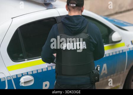 Bucarest, Romania - 29 gennaio 2026: Borsista ufficiale di polizia rumeno con solo un giubbotto iscritto. Foto Stock