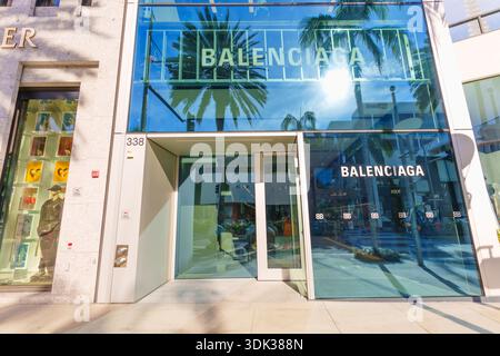 Beverly Hills, California - 21 gennaio 2026: Moderna vetrata della boutique Balenciaga su Rodeo Drive a Beverly Hills, California, con rif Foto Stock