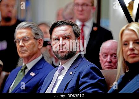 Washington, DC, USA. 29th Jan, 2026. United States Vice President JD Vance listens as US President Donald J Trump participates in a Cabinet meeting in the Cabinet Room of the White House in Washington, DC, USA, on Thursday, January 29, 2026. This will be the first public meeting of his Cabinet since the beginning of the ICE/CBP operations in Minneapolis, Minnesota. Credit: Aaron Schwartz/Pool via CNP/dpa/Alamy Live News Foto Stock