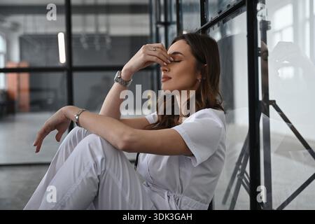 Mi sento male, stanco. C'è un medico donna in ufficio. Foto Stock