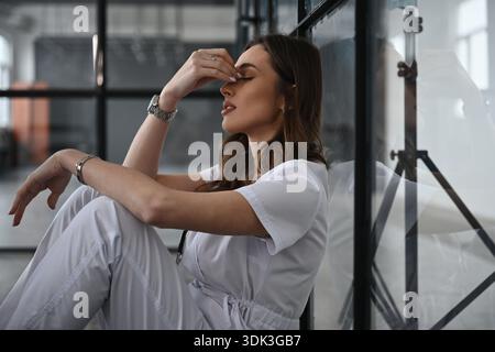 Mi sento male, stanco. C'è un medico donna in ufficio. Foto Stock
