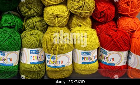 Sliema, Malta - 29 gennaio 2026: Palline multicolore di filato di lana per maglieria e uncinetto in mostra. Fili tessili per artigianato e fai da te. Foto Stock