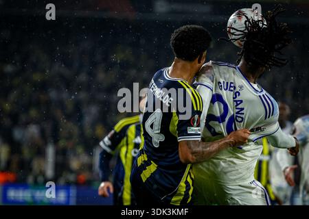 Combatti da vicino tra Jayden Oosterwolde di Fenerbahce SK e Evan Guessand dell'Aston Villa FC. Fenerbahce e Aston Villa si affrontarono a UEFA Europa League 2025/26 fase MD7. La partita si è svolta al Chobani Fenerbahce Sukru Saracoglu Stadium il 22 gennaio 2026. (Foto di Burak Basturk/Middle East Images/StringersHub/Sipa USA) Foto Stock