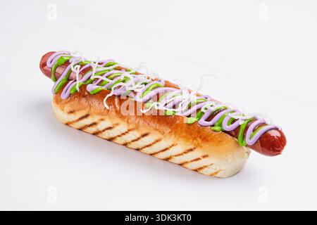 Stuzzicante primo piano con salsiccia alla griglia in pane tostato con salse e condimenti cremosi Foto Stock