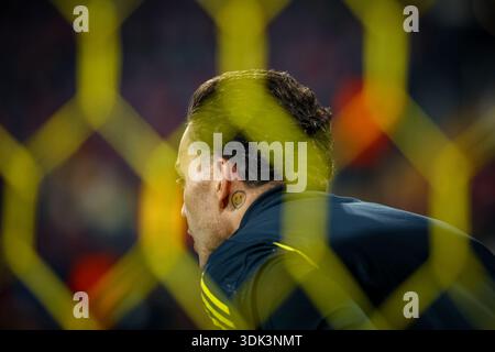 Ederson Santana de Moraes di Fenerbahce SK con tatuaggi da vicino durante il riscaldamento prima del match. Fenerbahce e Aston Villa si affrontarono a UEFA Europa League 2025/26 fase MD7. La partita si è svolta al Chobani Fenerbahce Sukru Saracoglu Stadium il 22 gennaio 2026. (Foto di Burak Basturk/Middle East Images/StringersHub/Sipa USA) Foto Stock
