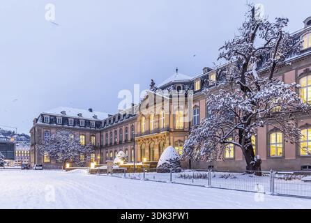Nuovo castello. Inverno a Stoccarda. La città è bianca invernale la mattina presto. Stoccarda, Baden-Wuerttemberg, Germania Foto Stock