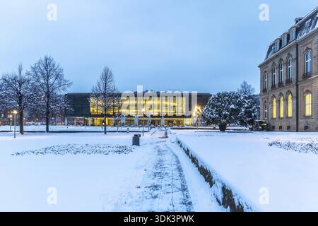 Vista esterna dell'edificio del parlamento statale, il Palazzo nuovo sulla destra. Inverno a Stoccarda. La città è bianca invernale la mattina presto. Stutt Foto Stock
