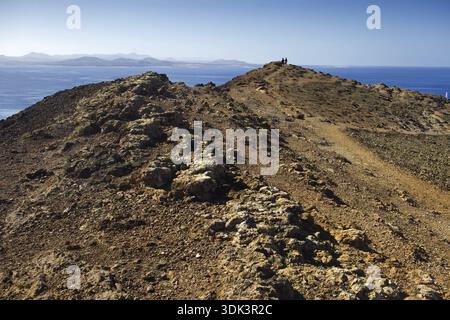 Vista del mare e della vicina isola di Fuerteventura, Playa Blanca Lanzarote, dalla cima del vulcano Montana Roja Foto Stock
