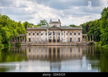 Varsavia, Polonia. Vista del Palazzo sull'isola (Palac na Wyspie) che si riflette nello stagno del parco Royal Baths Foto Stock