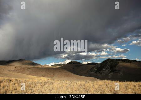La tempesta autunnale nuvola sulle colline asciutte Foto Stock