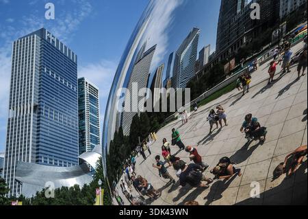 La Cloud Gate è una scultura di ferro di 110 tonnellate situata nella piazza principale del parco. Millennium Park, Chicago, Stati Uniti Foto Stock