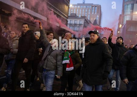 Glasgow, Regno Unito, 29 gennaio 2026. I tifosi della squadra di calcio FC Utrecht si riuniscono nel centro della città per essere scortati al Parkhead Stadium prima dello scontro dell'Europa League con il Celtic FC, a Glasgow, in Scozia, il 29 gennaio 2026. Crediti: Jeremy Sutton-Hibbert/Alamy Live News Foto Stock