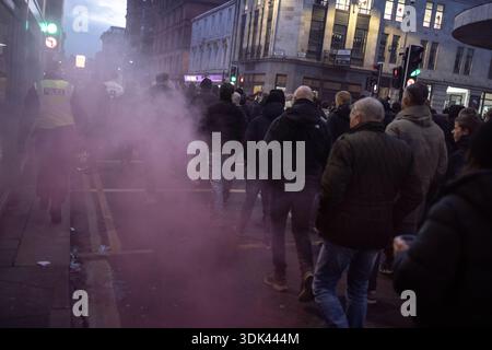 Glasgow, Regno Unito, 29 gennaio 2026. I tifosi della squadra di calcio FC Utrecht si riuniscono nel centro della città per essere scortati al Parkhead Stadium prima dello scontro dell'Europa League con il Celtic FC, a Glasgow, in Scozia, il 29 gennaio 2026. Crediti: Jeremy Sutton-Hibbert/Alamy Live News Foto Stock