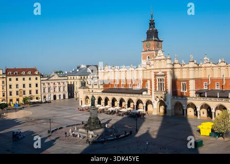 Il Monumento Adam Mickiewicz, la sala dei tessuti (Sukiennice) e la Torre del Municipio su Rynek Glowny, la piazza principale della città vecchia di Cracovia, Malopolska Prov Foto Stock