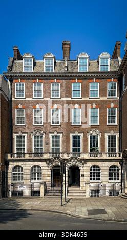 Londra, Regno Unito, 27 aprile 2025, veduta di 11-12 Hobart Place, un edificio per uffici a Belgravia, City of Westminster borough. Foto Stock