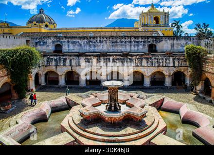 Cortile e fontana della chiesa la Merced ad Antigua, Guatemala, America centrale Foto Stock