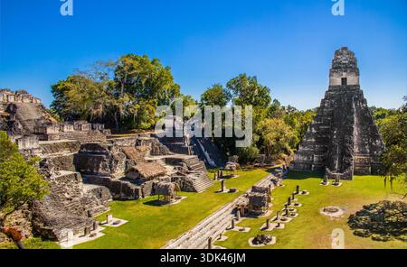 La grande Piazza con l'Acropoli Nord, le rovine dell'antico tempio Maya, Tikal, Guatemala, America centrale Foto Stock