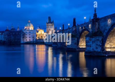Vista sul fiume Moldava fino al Ponte Carlo e alla torre del ponte di notte, Praga, Repubblica Ceca Foto Stock