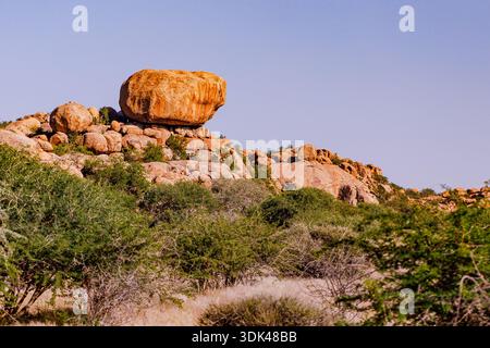 Impressionanti formazioni rocciose del granito di Erongo, dei Monti Erongo, di Damaraland, della Namibia, dell'Africa Foto Stock