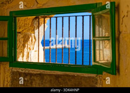 Vista dal forte Sant'Elmo del faro di dritta all'ingresso del porto, la Valletta, Malta Foto Stock